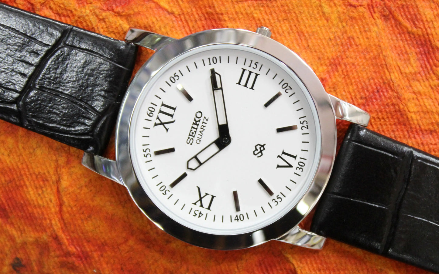 Seiko Quartz Super Slim Two Hands Japan Made Stainless Steel Case White Dial Wristwatch - Genuine Vintage Watches