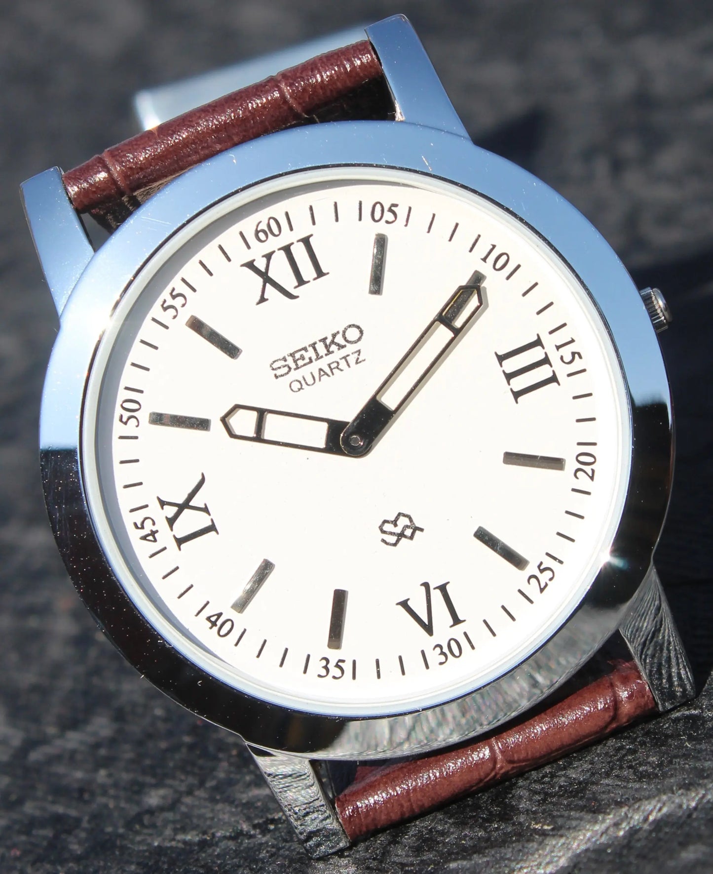 Seiko Quartz Watch Super Slim Two Hands Japan Made Stainless Steel Case White Dial - Genuine Vintage Watches