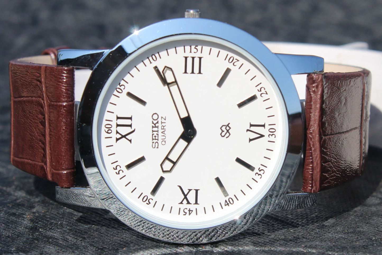 Seiko Quartz Watch Super Slim Two Hands Japan Made Stainless Steel Case White Dial - Genuine Vintage Watches