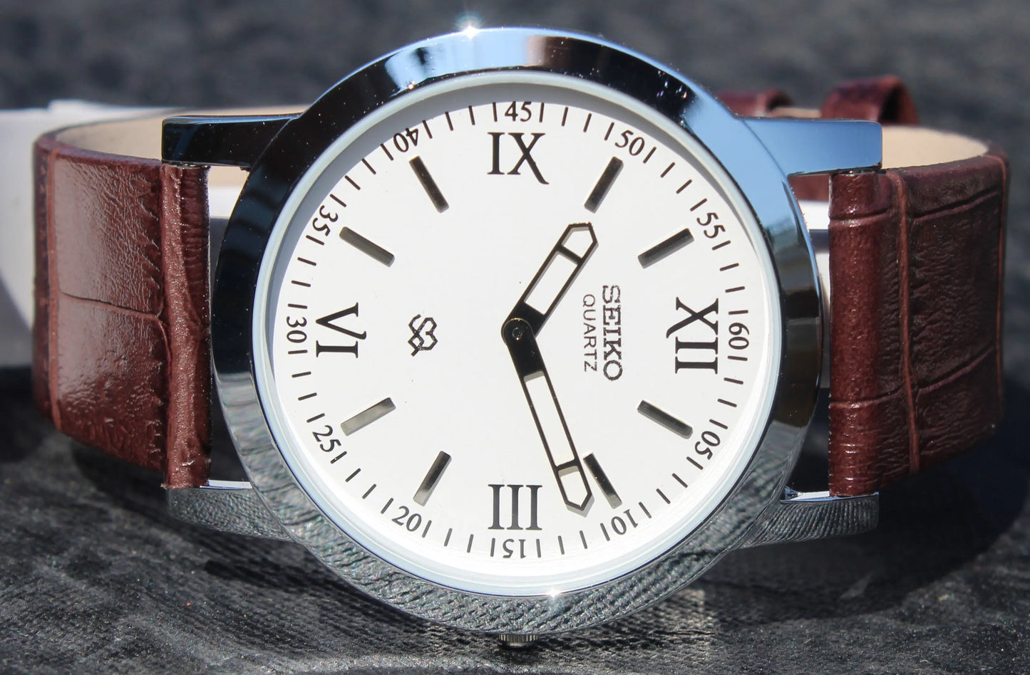 Seiko Quartz Watch Super Slim Two Hands Japan Made Stainless Steel Case White Dial - Genuine Vintage Watches