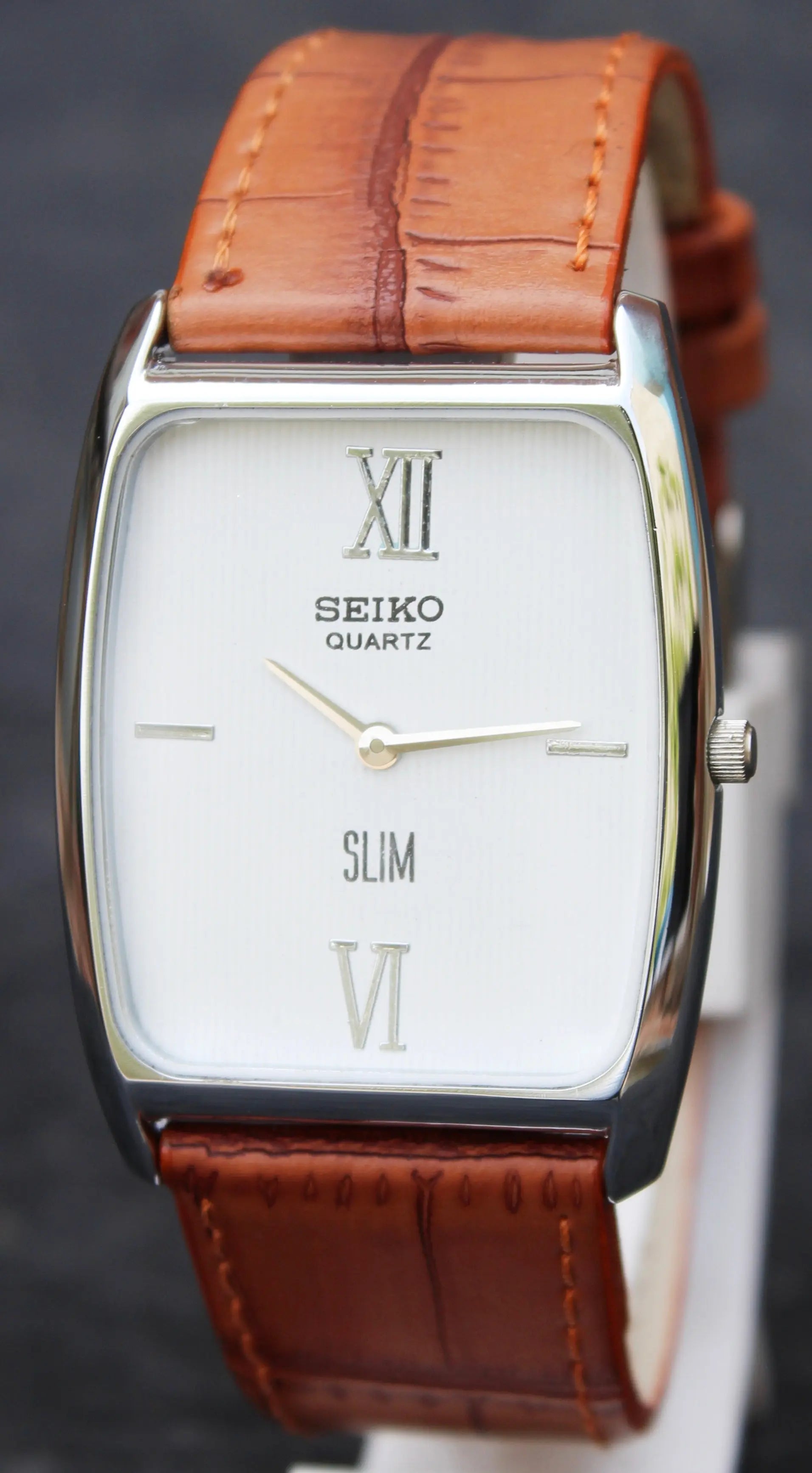 Seiko Quartz Super Slim Two Hands Japan Made Stainless Steel Case White Dial Wristwatch - Genuine Vintage Watches