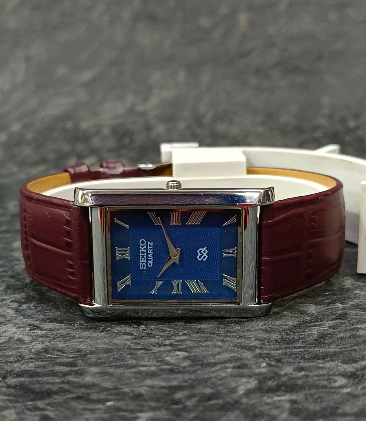 Seiko Quartz Tank Watch Slim Two Hands Wristwatch Geniune-Vintage-Watches