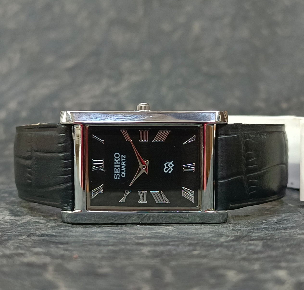 Seiko Quartz Tank Watch Slim Rectangular Roman Dial Two Hands Vintage Wristwatch Geniune-Vintage-Watches