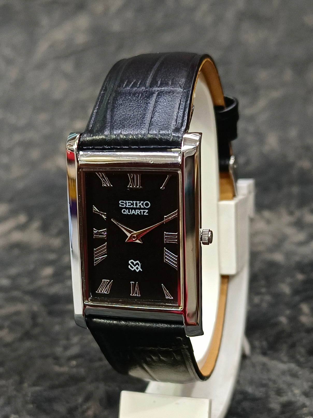 Seiko Quartz Tank Watch Slim Rectangular Roman Dial Two Hands Vintage Wristwatch Geniune-Vintage-Watches