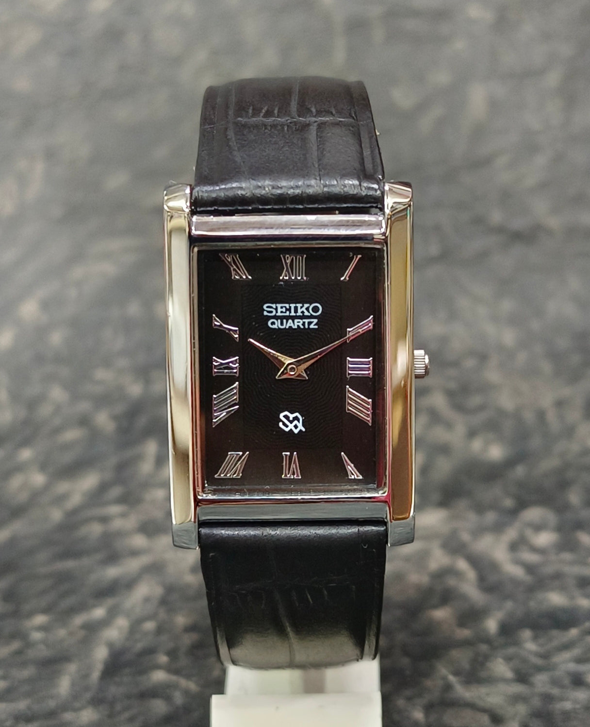 Seiko Quartz Tank Watch Slim Rectangular Roman Dial Two Hands Vintage Wristwatch Geniune-Vintage-Watches