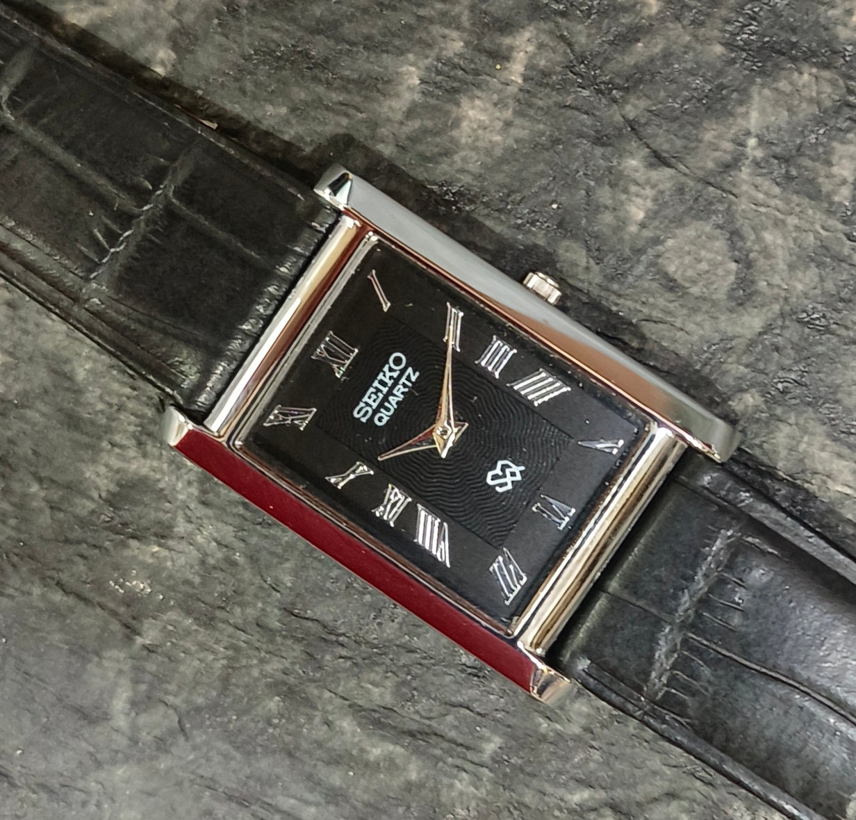 Seiko Quartz Tank Watch Slim Rectangular Roman Dial Two Hands Vintage Wristwatch Geniune-Vintage-Watches