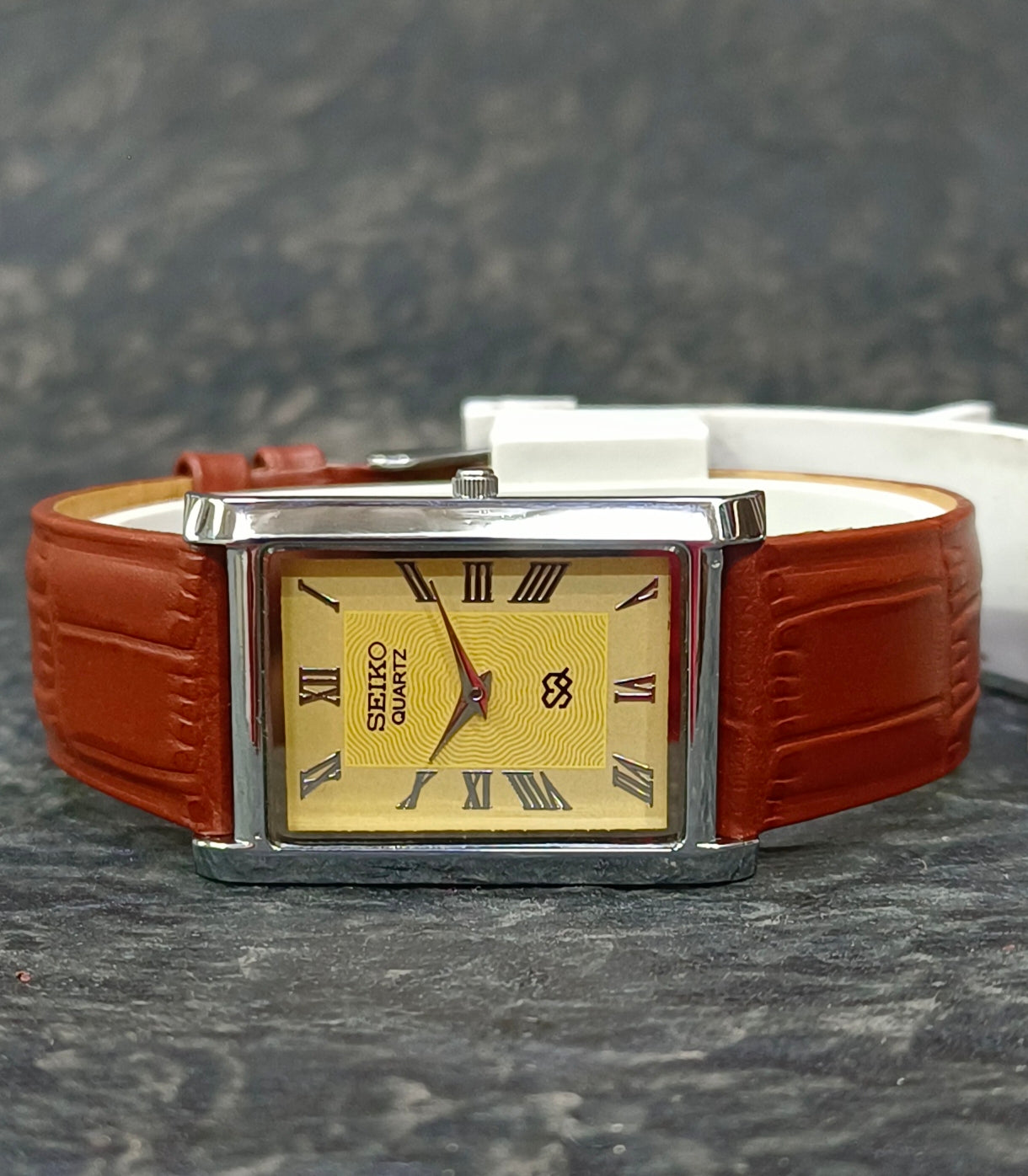 Vintage Seiko Quartz Tank Watch Slim Dress Wristwatch Roman Numeral Dial Geniune-Vintage-Watches