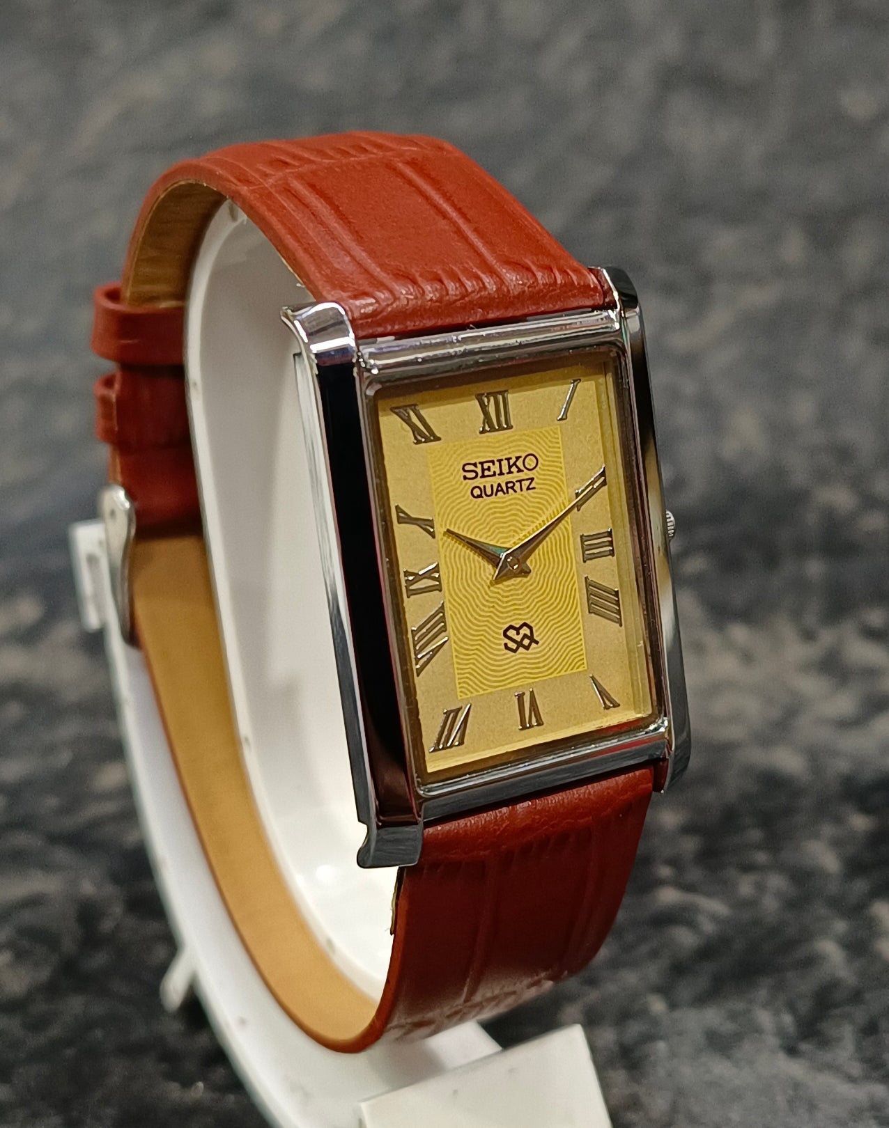 Vintage Seiko Quartz Tank Watch Slim Dress Wristwatch Roman Numeral Dial Geniune-Vintage-Watches