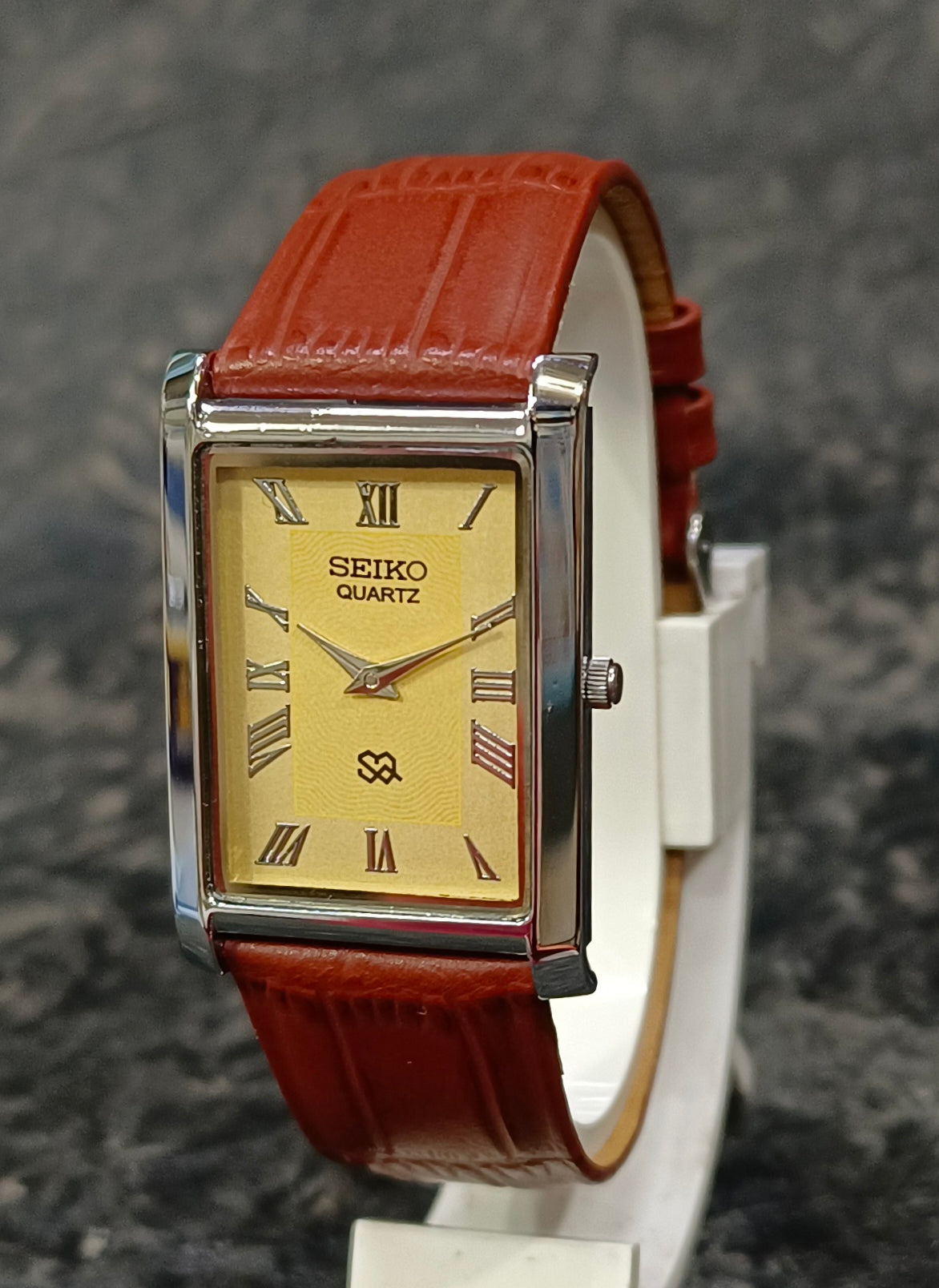 Vintage Seiko Quartz Tank Watch Slim Dress Wristwatch Roman Numeral Dial Geniune-Vintage-Watches