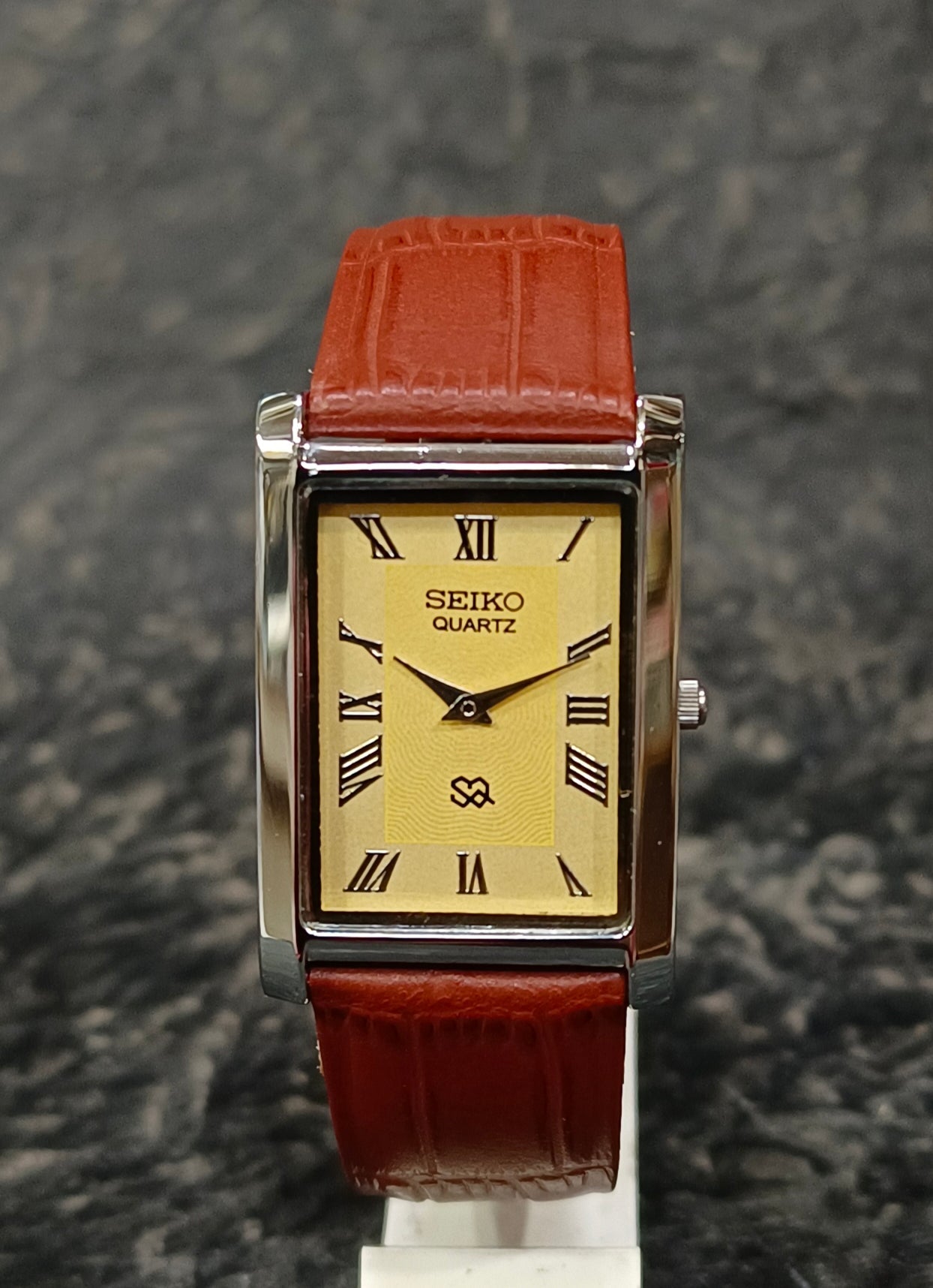 Vintage Seiko Quartz Tank Watch Slim Dress Wristwatch Roman Numeral Dial Geniune-Vintage-Watches