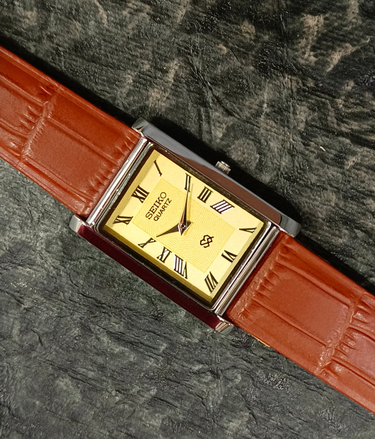 Vintage Seiko Quartz Tank Watch Slim Dress Wristwatch Roman Numeral Dial Geniune-Vintage-Watches