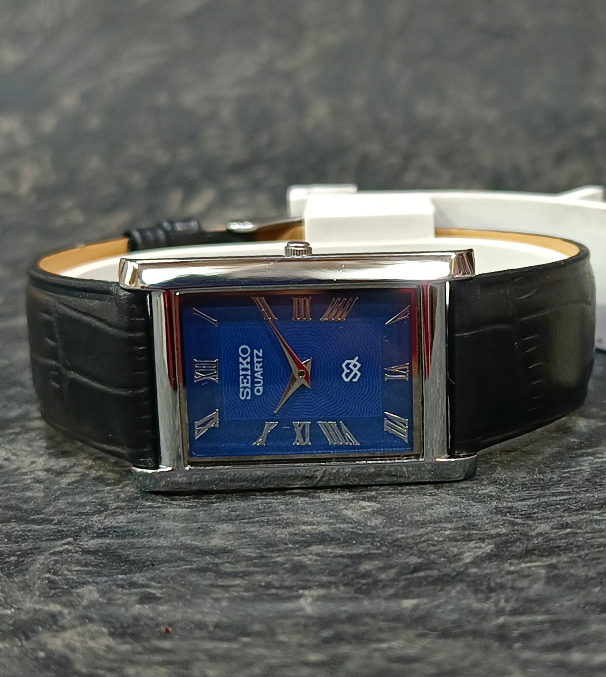 Seiko Vintage Quartz Tank Watch Slim Rectangular Roman Dial Wristwatch Geniune-Vintage-Watches