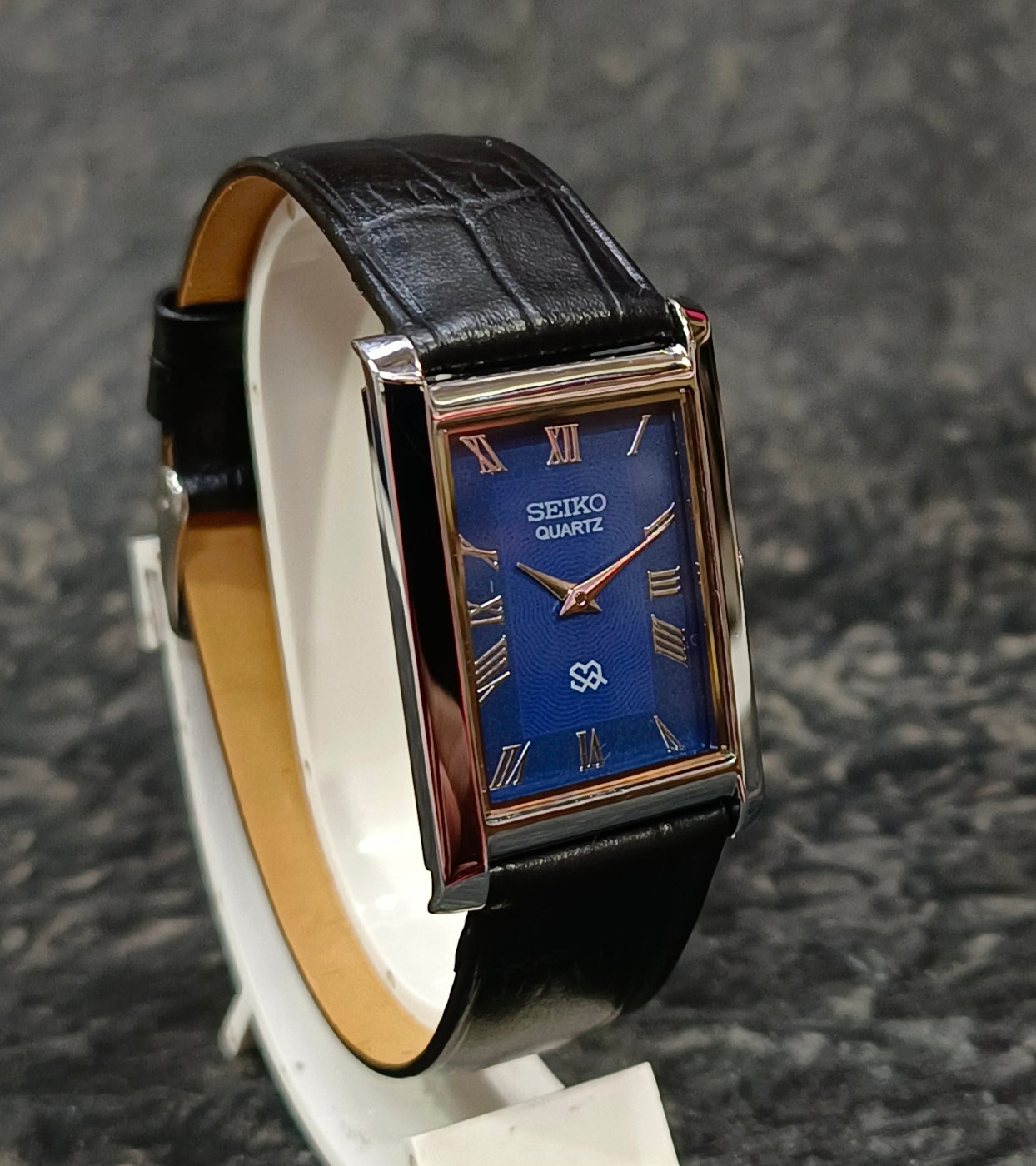 Seiko Vintage Quartz Tank Watch Slim Rectangular Roman Dial Wristwatch Geniune-Vintage-Watches