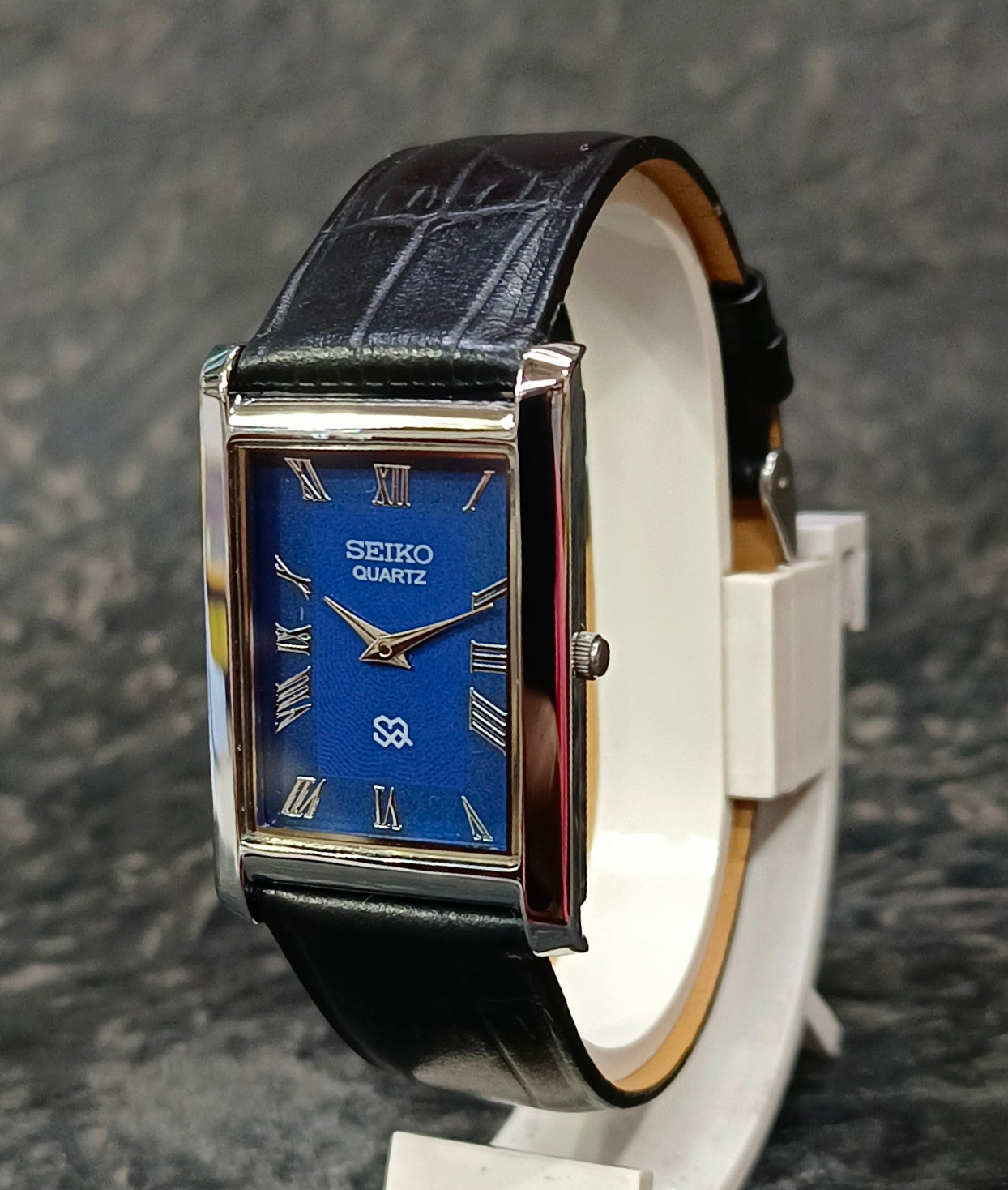 Seiko Vintage Quartz Tank Watch Slim Rectangular Roman Dial Wristwatch Geniune-Vintage-Watches