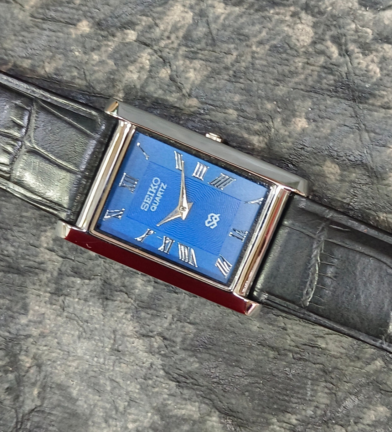 Seiko Vintage Quartz Tank Watch Slim Rectangular Roman Dial Wristwatch Geniune-Vintage-Watches