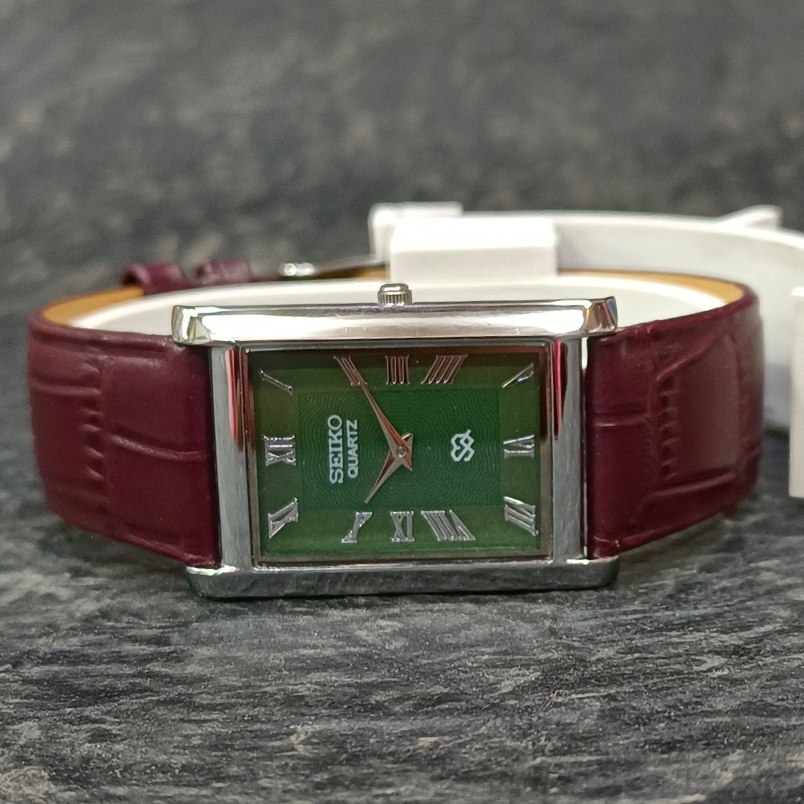 Seiko Vintage Tank Quartz Wristwatch Slim Roman Numeral Rectangular Dial Geniune-Vintage-Watches