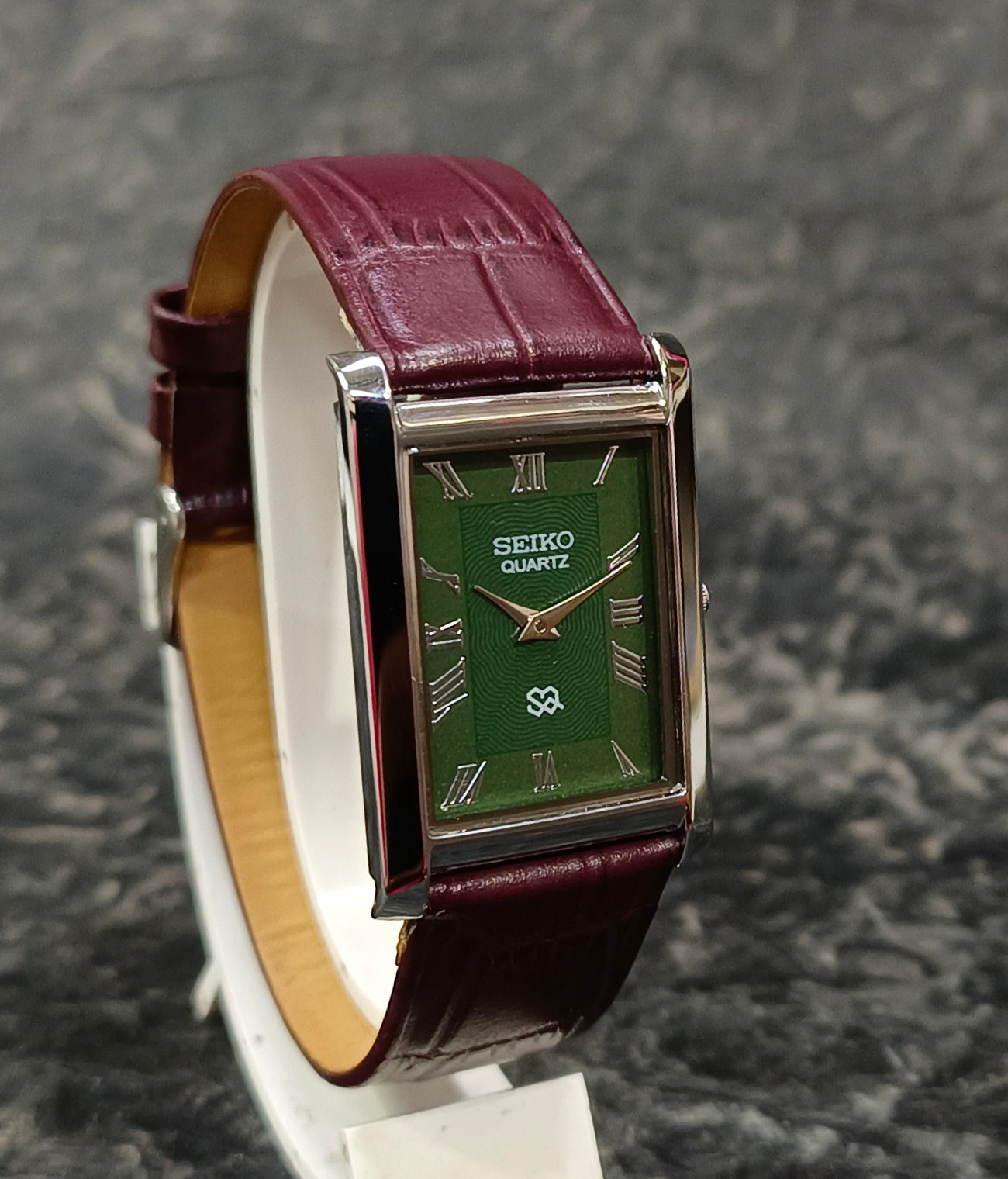Seiko Vintage Tank Quartz Wristwatch Slim Roman Numeral Rectangular Dial Geniune-Vintage-Watches