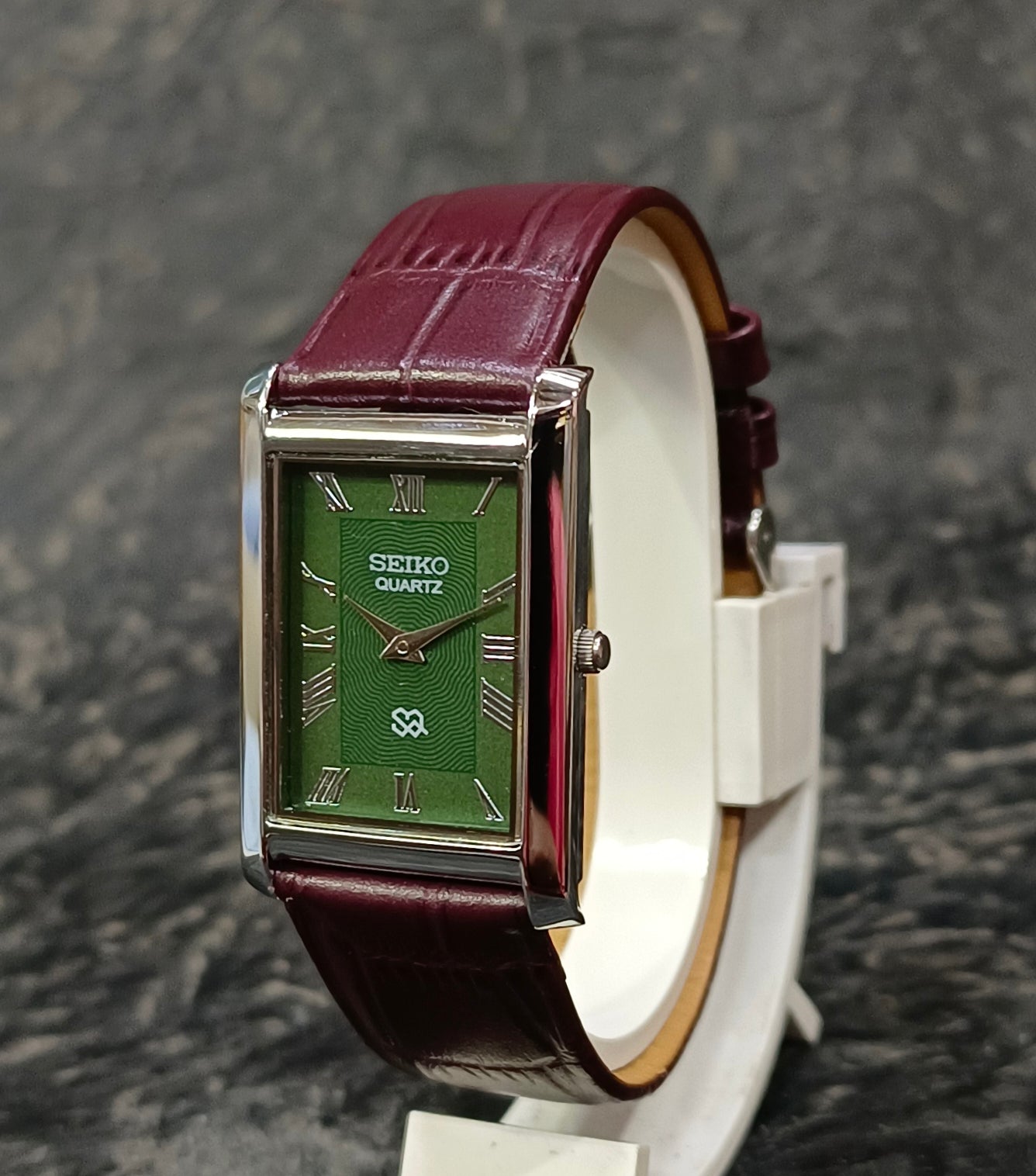 Seiko Vintage Tank Quartz Wristwatch Slim Roman Numeral Rectangular Dial Geniune-Vintage-Watches