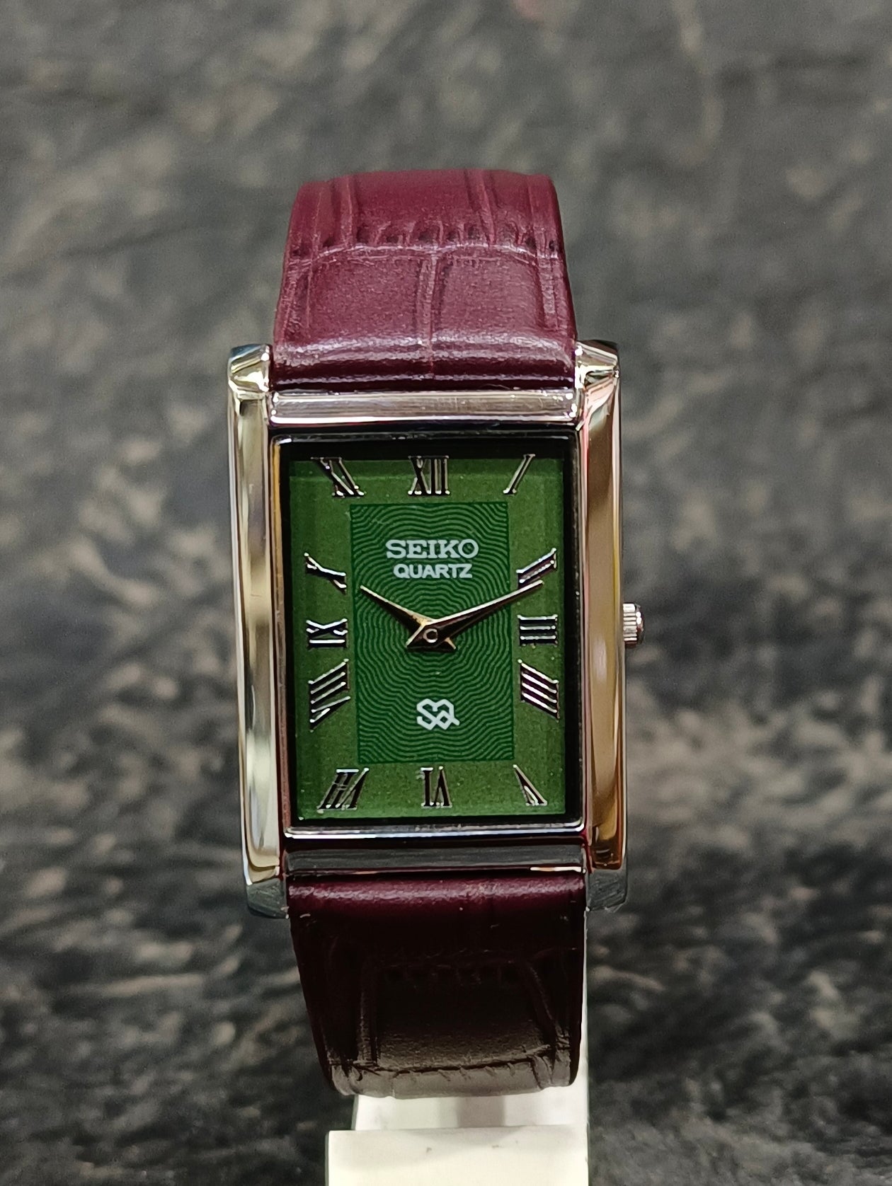Seiko Vintage Tank Quartz Wristwatch Slim Roman Numeral Rectangular Dial Geniune-Vintage-Watches