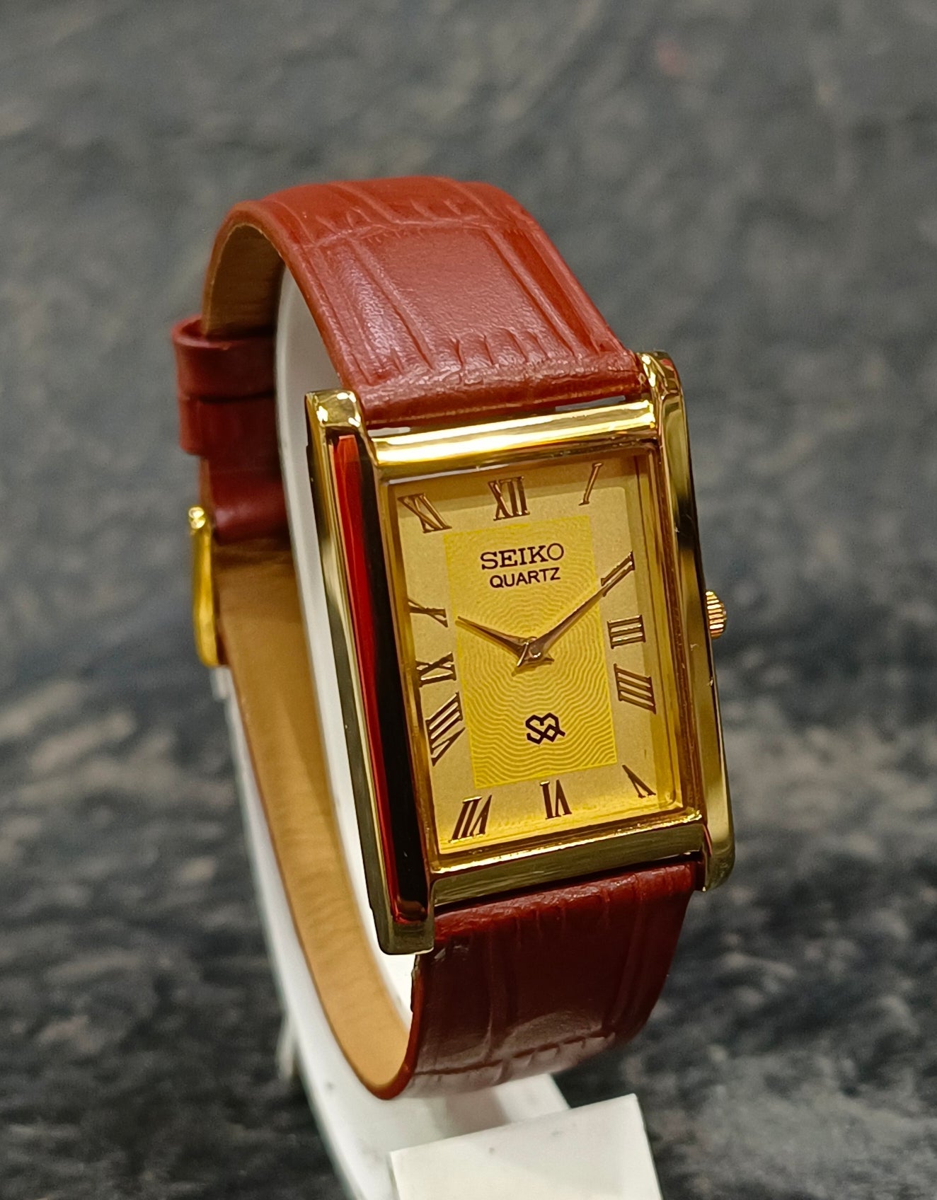 Vintage Seiko Tank Style Quartz Watch Slim Classic Roman Dial Wristwatch Geniune-Vintage-Watches