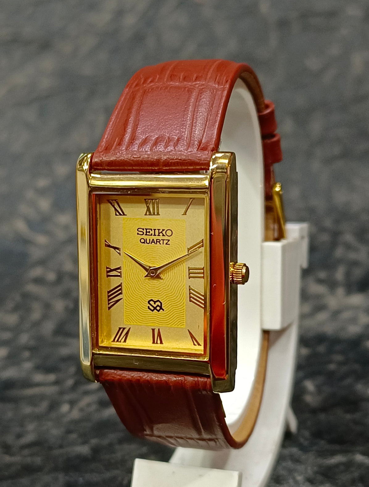 Vintage Seiko Tank Style Quartz Watch Slim Classic Roman Dial Wristwatch Geniune-Vintage-Watches
