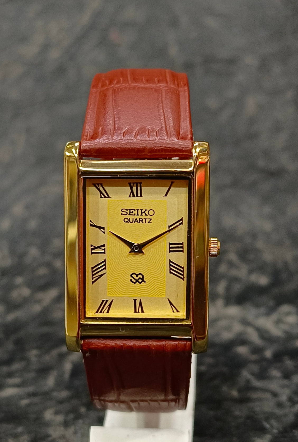 Vintage Seiko Tank Style Quartz Watch Slim Classic Roman Dial Wristwatch Geniune-Vintage-Watches