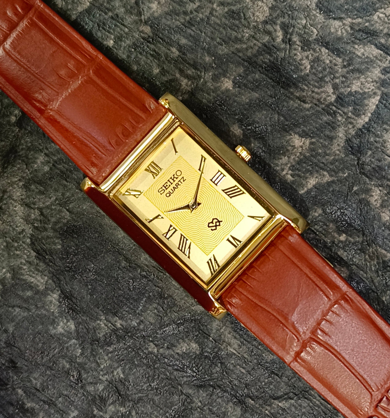 Vintage Seiko Tank Style Quartz Watch Slim Classic Roman Dial Wristwatch Geniune-Vintage-Watches
